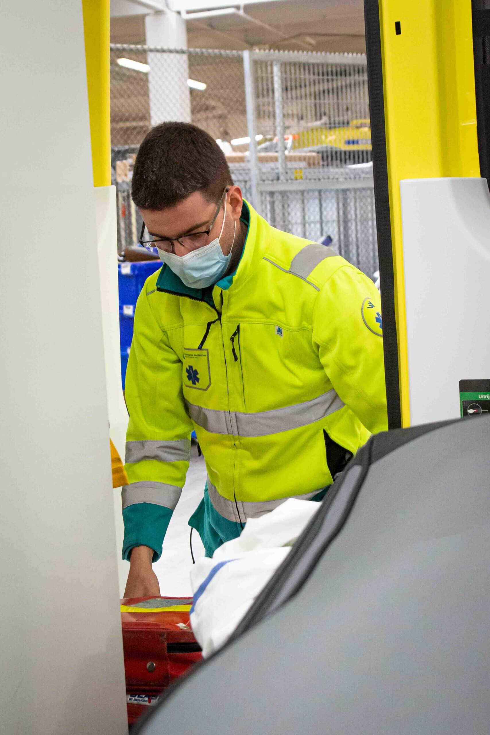 Thijs, ambulancechauffeur op de post Overamstel