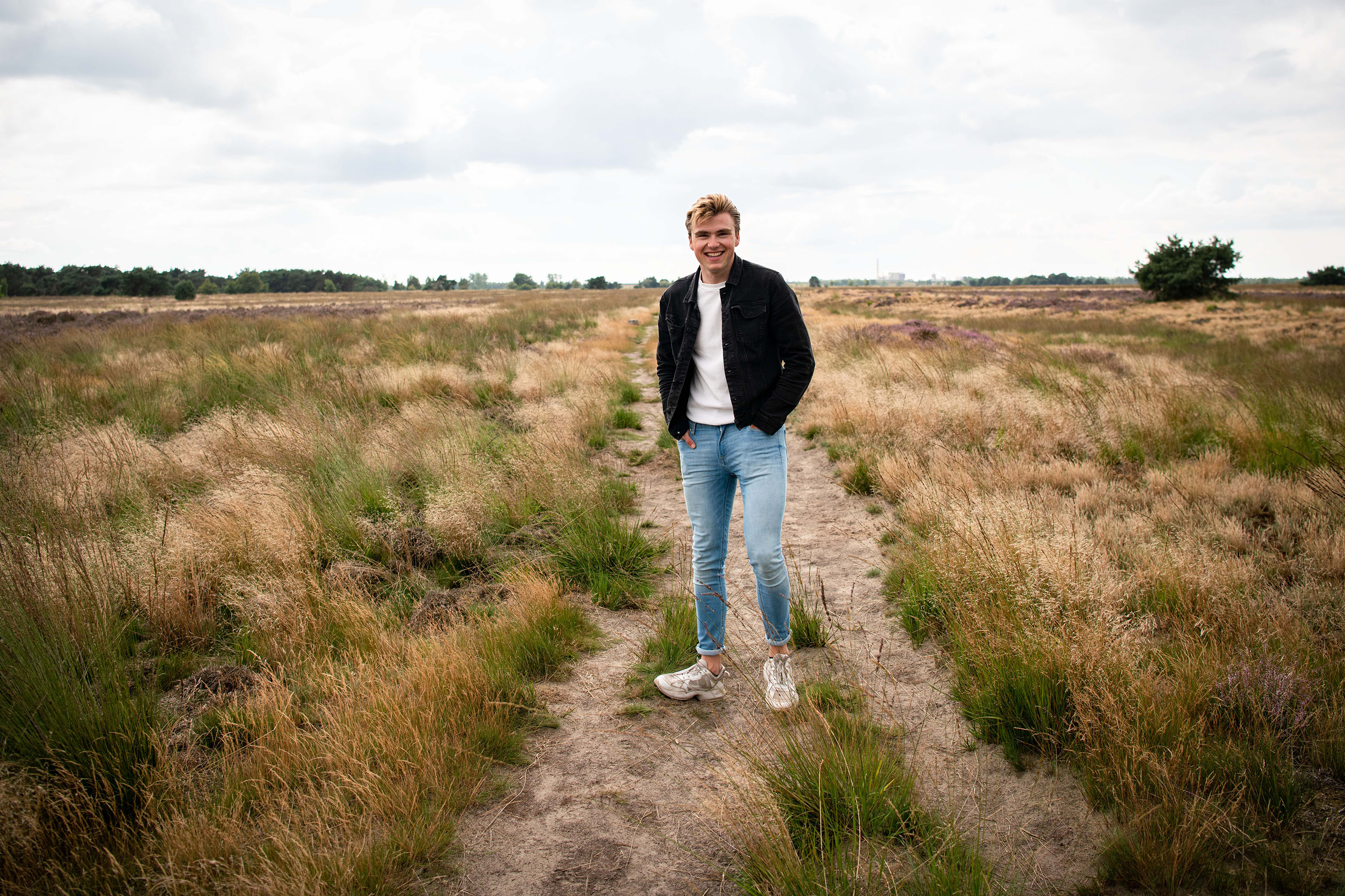 Shane van Hattum, houdt visitekaartje vast.